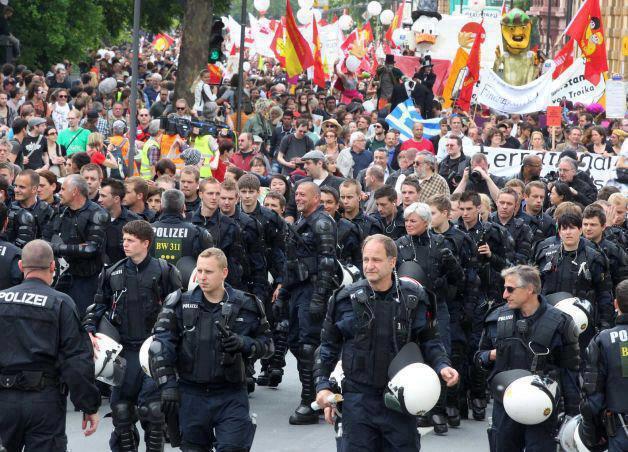 Recibiendo palos de la Policía en un deshaucio Occupyfrankfurt